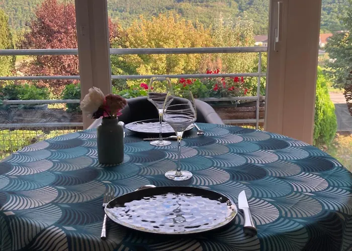 Les Euphorbes, Entre Vignes Et Montagnes *